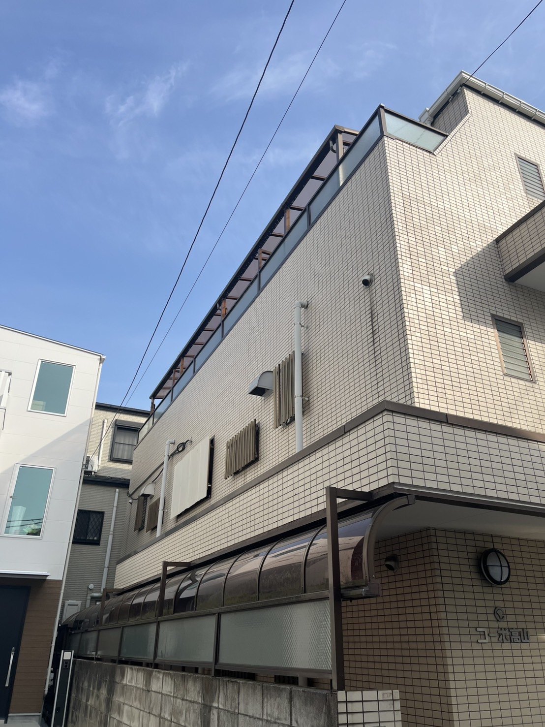 外壁がタイル張りの3階建てアパートの外観